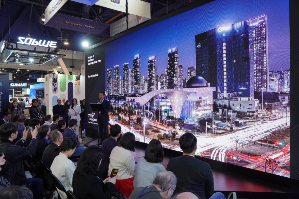 Yoo Jeong-bok, the mayor of Incheon, presents the ‘First-Class Smart Hub City Future Vision’ of the global city Incheon at CES 2024